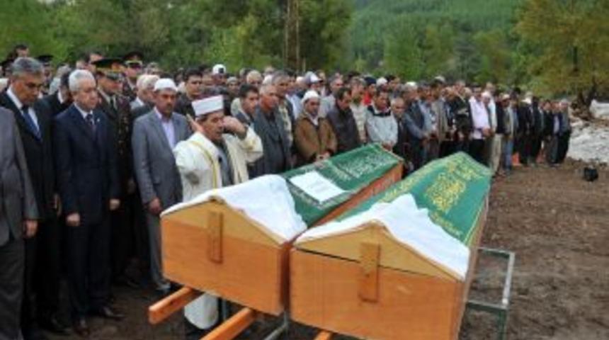 Selde hayatını kaybeden 3 kişi toprağa verildi