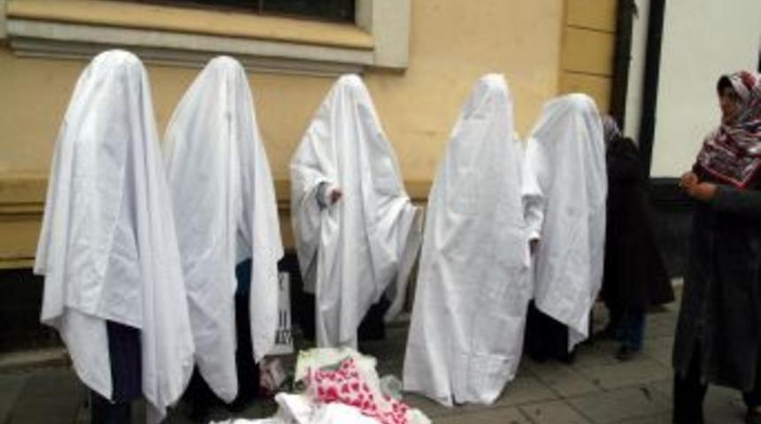 Kadına şiddeti kefen giyerek protesto ettiler