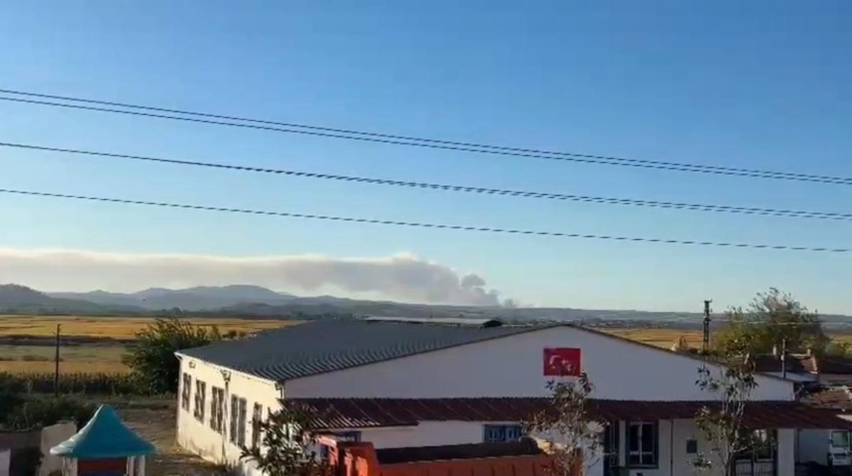 Yunanistan daki yangında oluşan yoğun duman Meri&ccedil; ten de g&ouml;r&uuml;l&uuml;yor 2