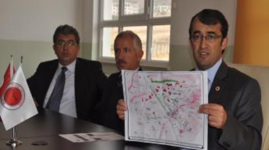 Rekt&ouml;r U&ccedil;ar: &Uuml;niversite kamp&uuml;s&uuml;n&uuml; ikiye b&ouml;len yol kaldırılmalı