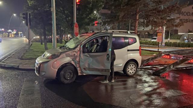Niğde'de hafif ticari araç ile motosikletin çarpışması sonucu 2 kişi öldü, 1 kişi yaralandı