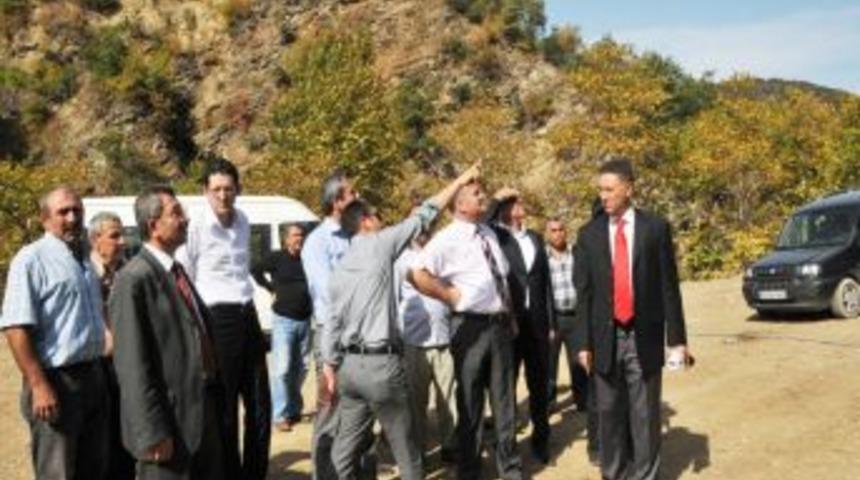 Karanfil, k&ouml;y yollarında yapılan &ccedil;alışmaları yerinde inceledi