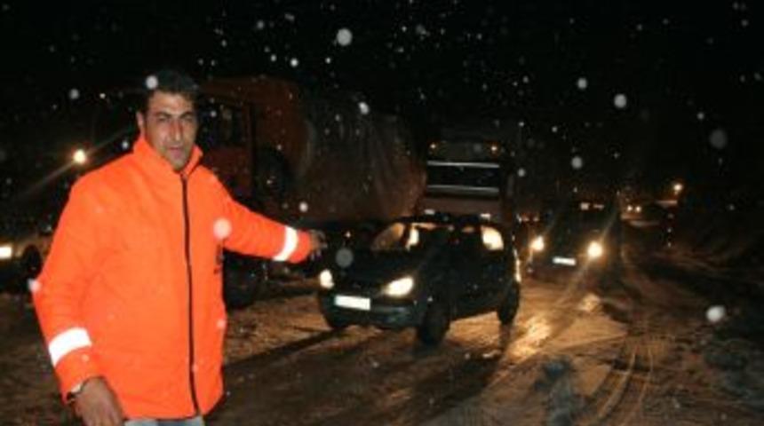 Erzincan'da kar yağışı: Vali ve vatandaşlar yolda kaldı