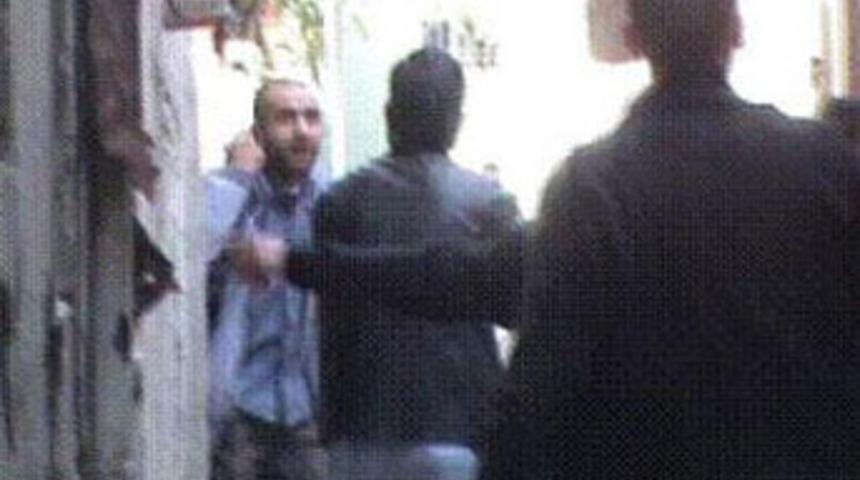 Sokak ortasında başına silah dayadı