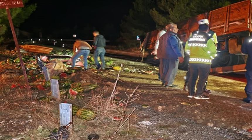 Kamyon devrildi, savrulan karpuzların &ccedil;arptığı 2 kişi yaralandı