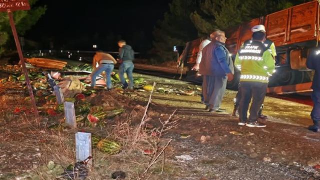 Kamyon devrildi, savrulan karpuzların çarptığı 2 kişi yaralandı
