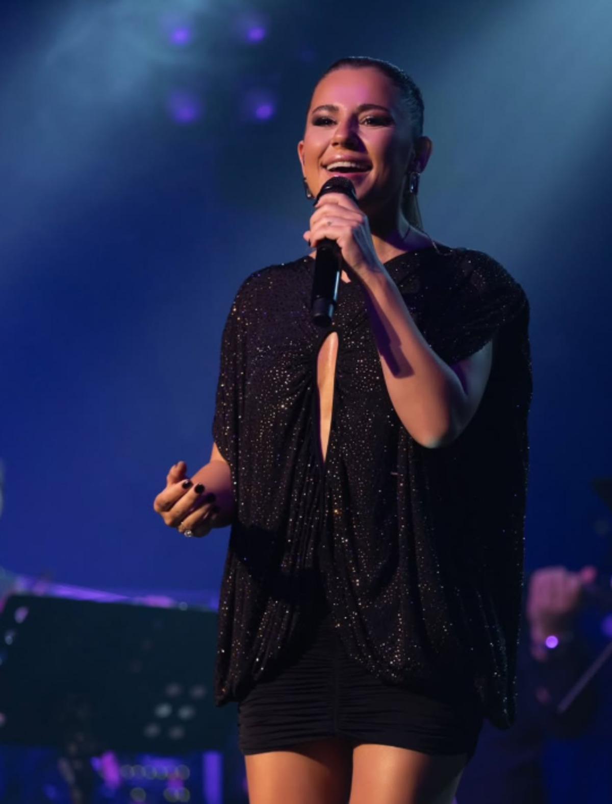Merve Özbey sahneden düştü, ayağı kırıldı! Sağlık durumu nasıl? 1