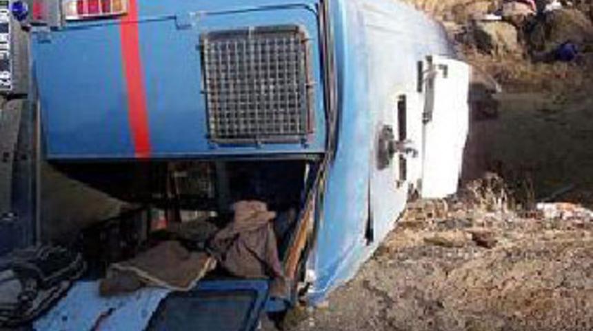 Cezaevi aracı takla attı; 1 şehit, 11 yaralı