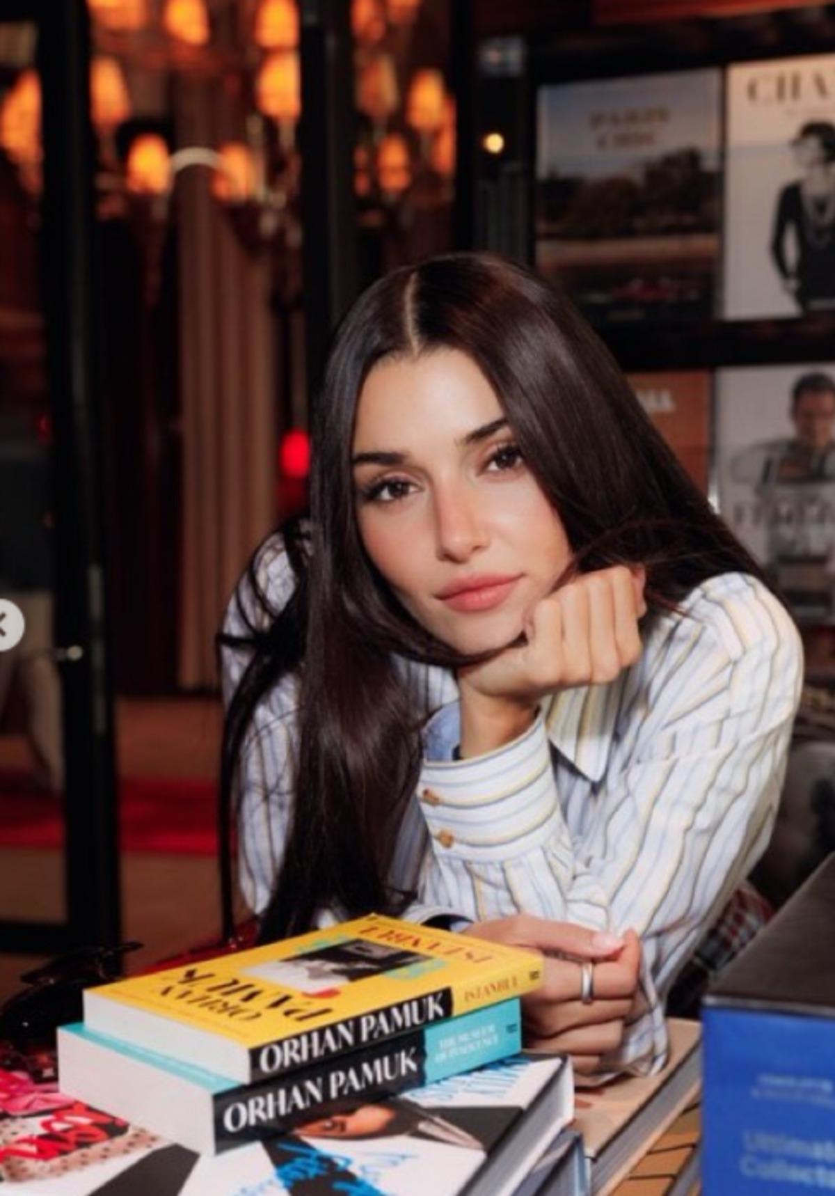 Hande Erçel Valentino defilesinde! Elindeki Orhan Pamuk kitapları dikkat çekti 3