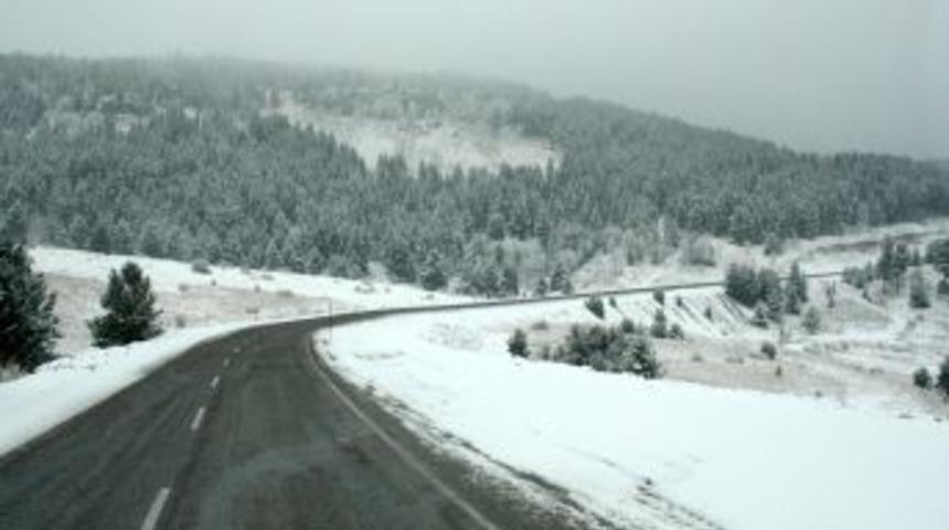 Sarıkamış, g&uuml;ne kar yağışı ile uyandı