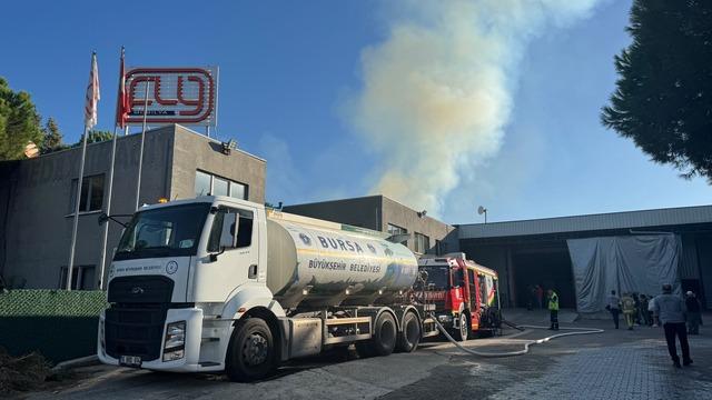 Bursa da mobilya fabrikasının deposunda çıkan yangın kontrol altına alındı 3