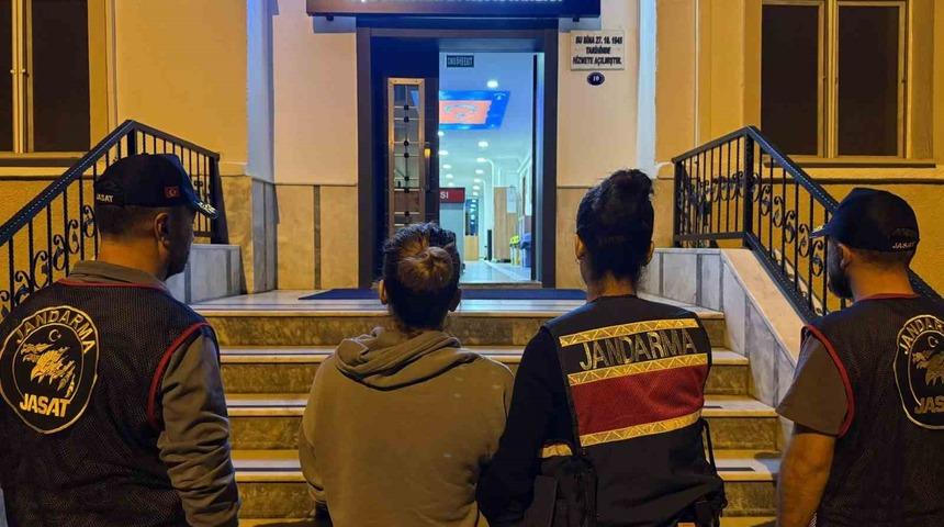 Firari kadın mutfaktaki gizli b&ouml;lmede yakalandı
