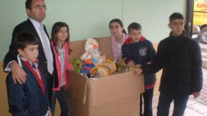 Karab&uuml;kl&uuml; &ccedil;ocuklardan Vanlı depremzede &ccedil;ocuklara oyuncak yardımı