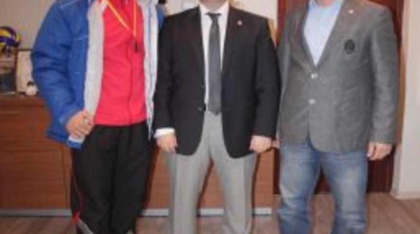 Samsun'da dereceye giren sporcular Spor İl M&uuml;d&uuml;r&uuml; Altunysoy'u ziyaret etti