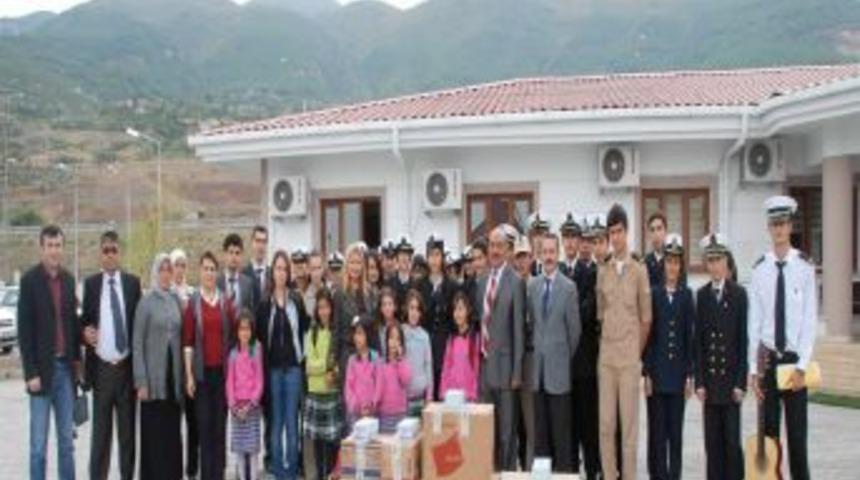 Kimsesiz &ccedil;ocukları sevindirdiler