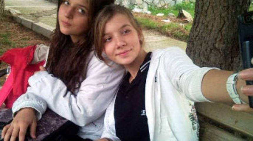 Liseli kızlar &ouml;l&uuml;me el ele gitti