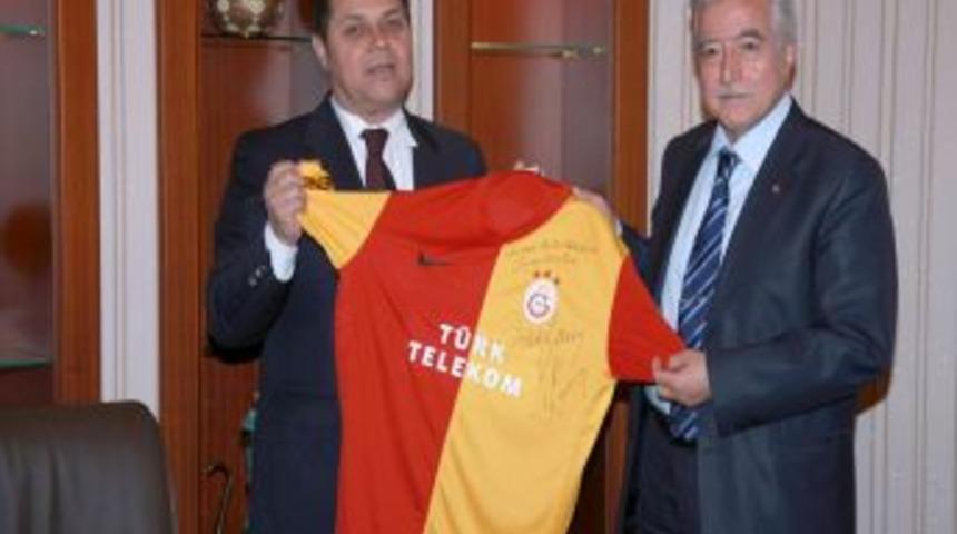 Fatih Terim, Zihni Aldırmaz'a imzalı forma g&ouml;nderdi