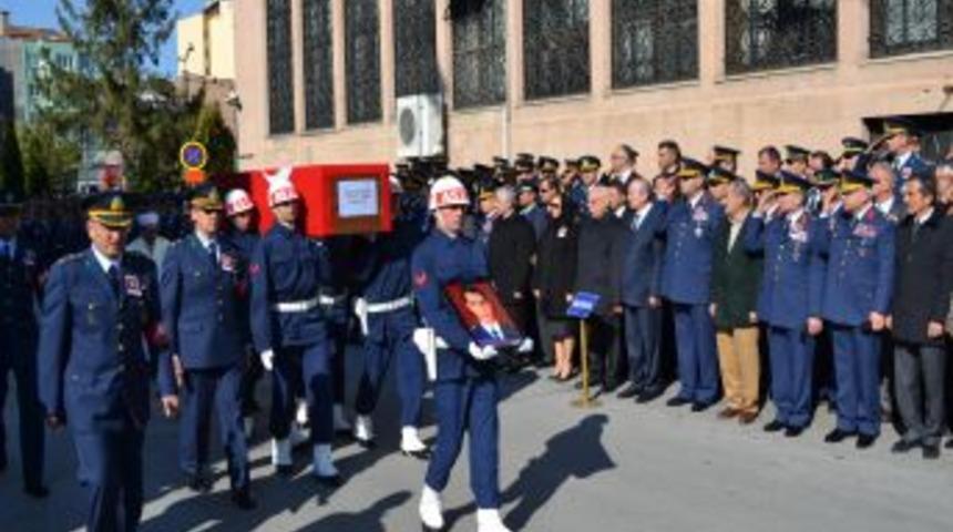 Eşini son yolculuğuna asker selamıyla uğurladı