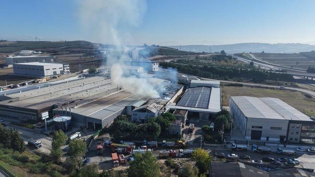 Bursa da mobilya fabrikasının deposunda çıkan yangın kontrol altına alındı 6