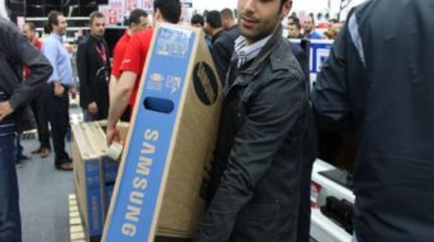 Media Markt, 3 saatte 6 bin &uuml;r&uuml;n sattı