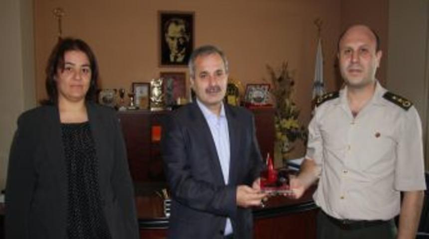 Garnizon Komutanı Siper'den Başkan &Ouml;zgan&rsquo;a teşekk&uuml;r plaketi