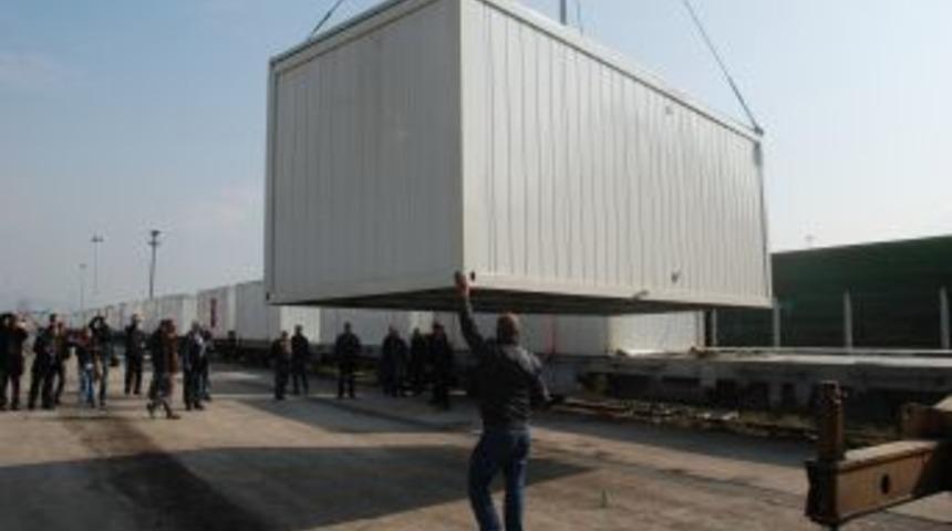 Kocaeli'nden Van'a 200 konteyner g&ouml;nderiliyor