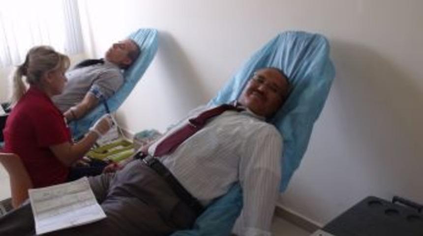 Kula &Ouml;zel Ufuk İlk&ouml;ğretim, Van'daki depremzedelere kan bağışladı