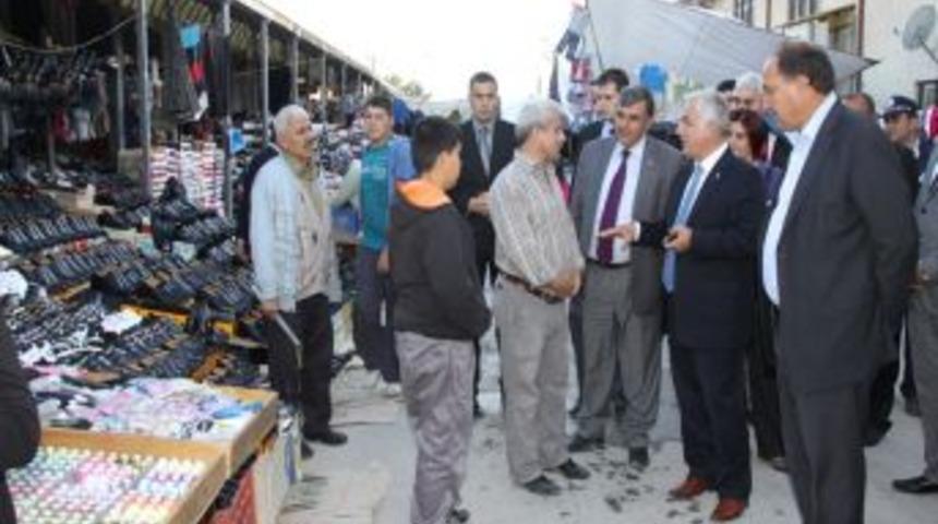 Başkan &Ouml;zden, Perşembe Pazarı'nı gezdi