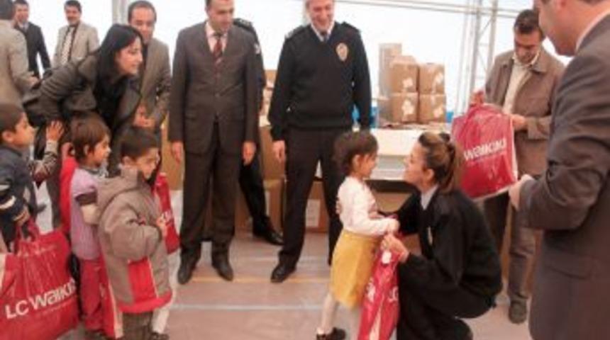 Birecik&rsquo;te 700 ihtiya&ccedil; sahibi &ouml;ğrencinin, bayram &ouml;ncesi y&uuml;z&uuml; g&uuml;ld&uuml;