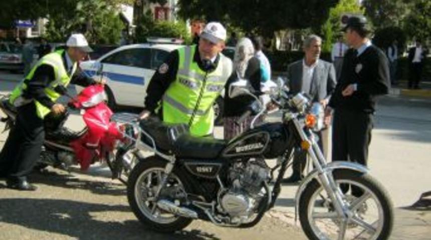 Erbaa polisinden, tescilsiz ve ehliyetsiz motorlara ge&ccedil;it yok