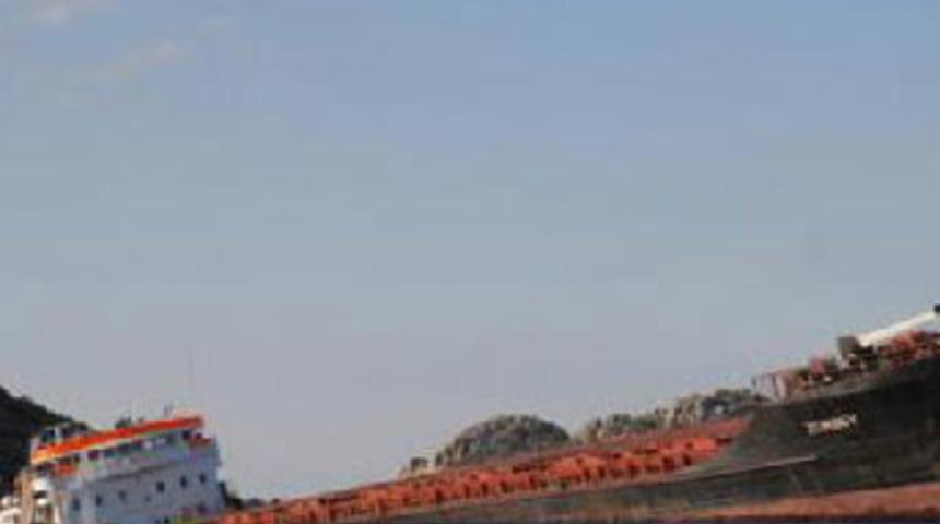 Y&uuml;k gemisi kayalıklara oturdu