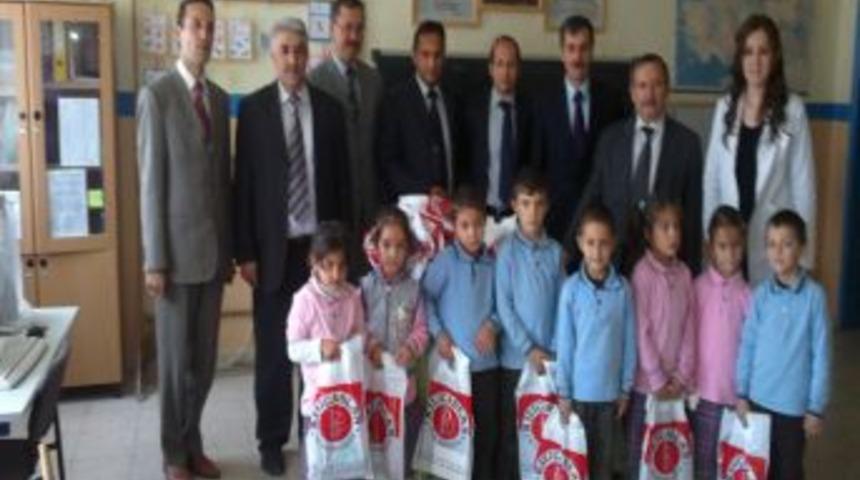 Eskişehirli eğitimcilerden &ouml;ğrencilere bayram yardımı
