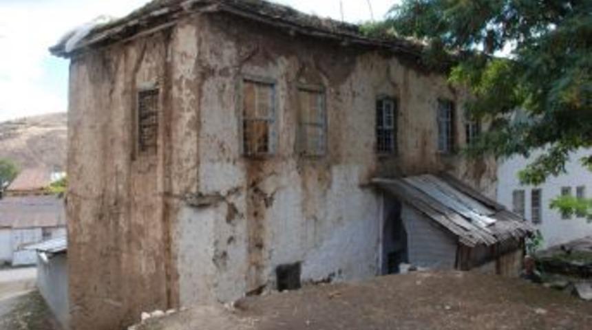 Muş&rsquo;ta aşırı yağıştan &ouml;t&uuml;r&uuml; toprak damlı evin tavanı &ccedil;&ouml;kt&uuml;