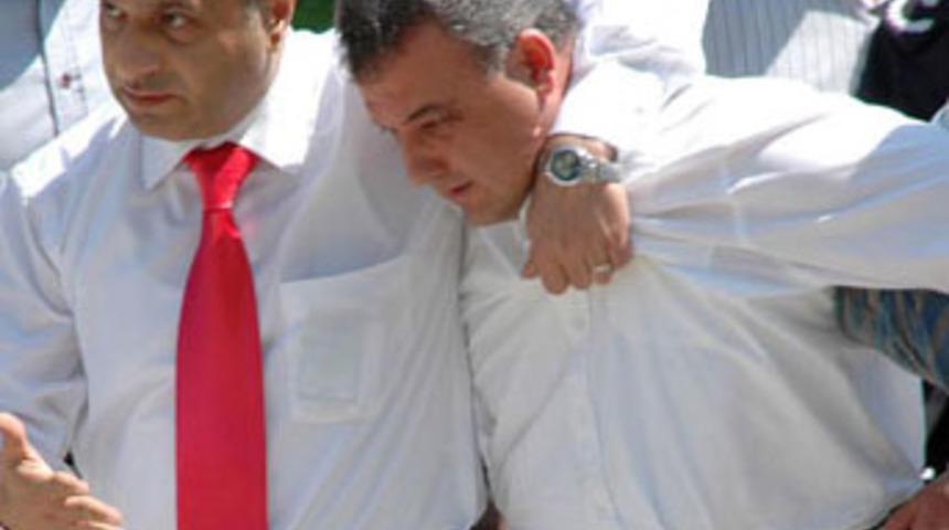 Başkana silahlı saldırı girişimi