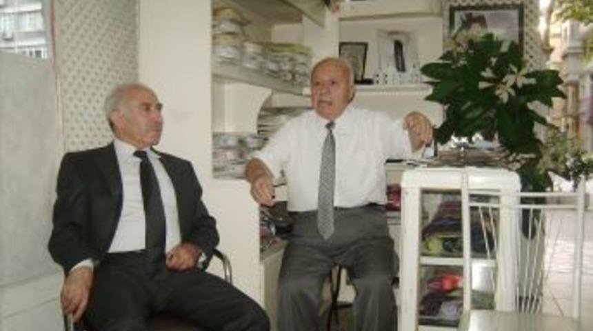 Milletvekili K&uuml;&ccedil;&uuml;kaydın, yılın ahisi se&ccedil;ilen &Ouml;zer'i ziyaret etti