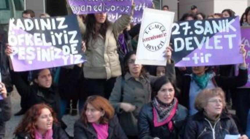 Adliye &ouml;n&uuml;nde toplanan kadınlar, Yargıtay'ın 'N.&Ccedil;.' kararını protesto etti