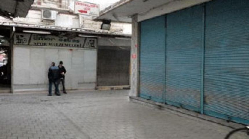 Belediyeye kızdılar, kepenk kapattılar!