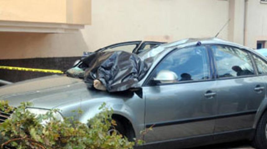 Komşusunun evinde &ouml;l&uuml;me atladı