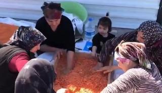 Uşaklı kadınlar imece usul&uuml; &uuml;retimle tescilli tarhanayı sofralara taşıyor