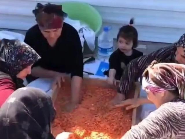 Uşaklı kadınlar imece usul&uuml; &uuml;retimle tescilli tarhanayı sofralara taşıyor