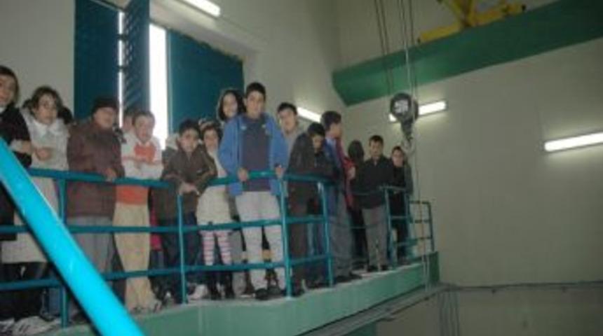 &Ccedil;ocuklar i&ccedil;tikleri suyu kaynağında g&ouml;rd&uuml;