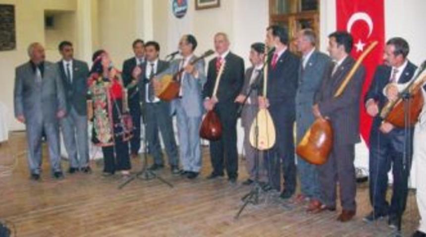 Aşıklar k&uuml;lt&uuml;r evinde ş&ouml;len