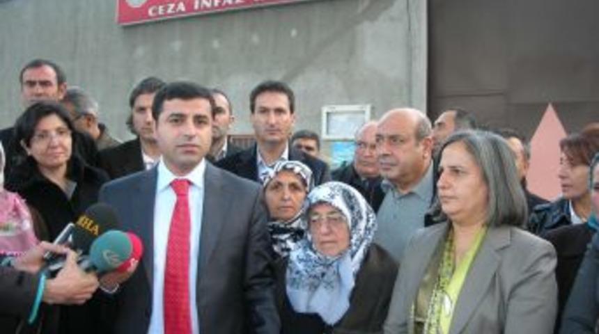 Selahattin Demirtaş: Başbakan s&ouml;zlerini geri almak zorundadır