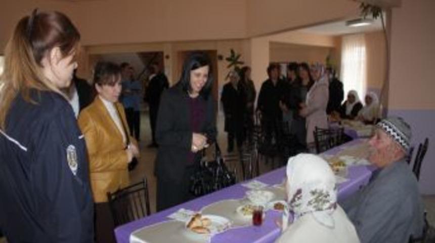 Yozgat&rsquo;ta polis eşlerinden huzurevi sakinlerine ziyaret