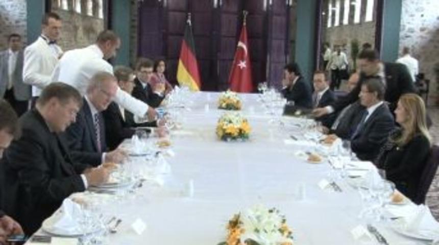 Davutoğlu Alman mevkidaşıyla &ccedil;alışma yemeğinde bir araya geldi