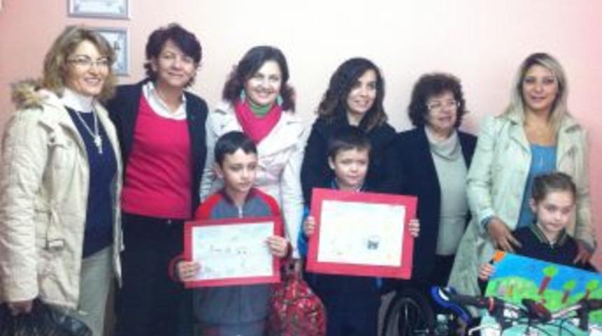 Resimlerle 'Kızılay'ı anlatan &ouml;ğrenciler &ouml;d&uuml;llerini aldı