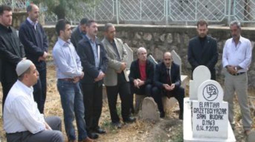 Gazeteci Budak, mezarı başında anıldı