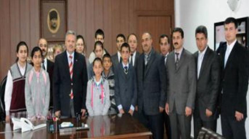 &lsquo;&Ouml;ğrenci G&ouml;z&uuml;yle Cumhuriyet&rsquo; konulu yarışmada dereceye girenler &ouml;d&uuml;llendirildi