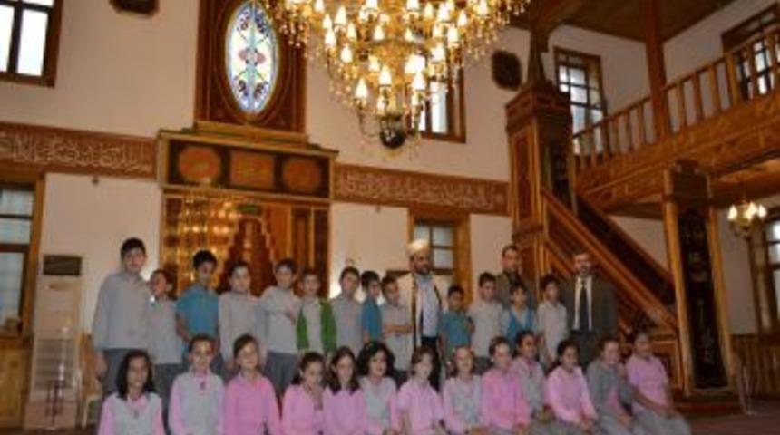 Minik &ouml;ğrenciler camiyi gezdi