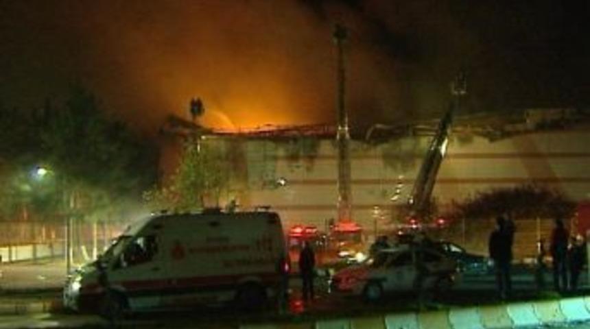 Alışveriş merkezindeki yangın b&uuml;y&uuml;k paniğe sebep oldu